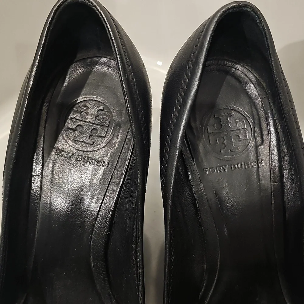 TORY BURCH Black and Gold Wedge Pumps Sally Sophie